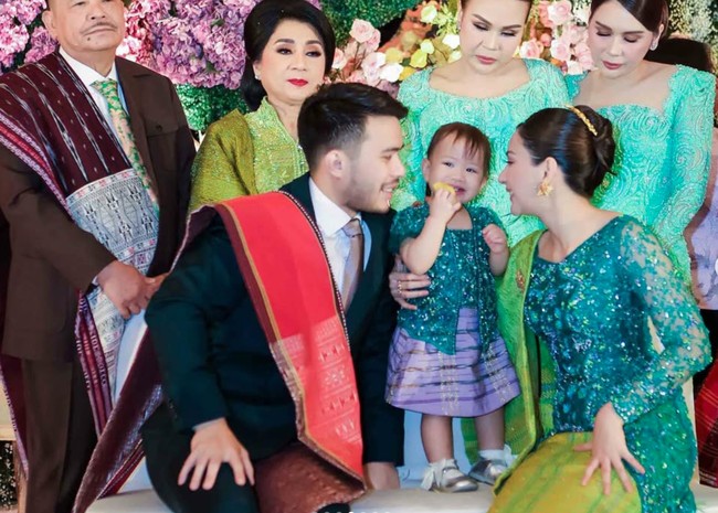 Kyarra sendiri tampil kompak dengan sang mama dengan mengenakan kebaya hijau turquoise. Kebaya tersebut tampak mewah dengan dipenuhi detail payet. Foto: Instagram/@nataliahasibuan