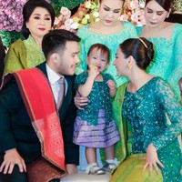 Kyarra sendiri tampil kompak dengan sang mama dengan mengenakan kebaya hijau turquoise. Kebaya tersebut tampak mewah dengan dipenuhi detail payet. Foto: Instagram/@nataliahasibuan