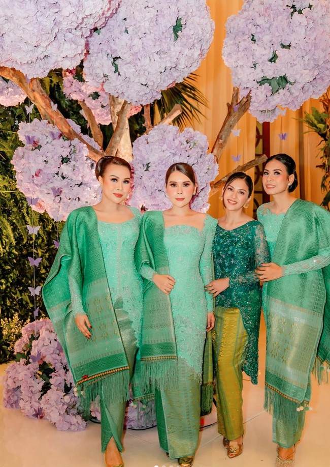 Pose bersama para iparnya, Jessica tampil cantik padukan kebaya payet warna turqoise dengan kain lilit warna hijau lime. Rqmbutnya rapi disanggul ke belakang dengan meninggalkan sedikit poni samping untuk mempermanis tampilannya. Foto: Instagram/@nataliahasibuan