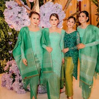 Pose bersama para iparnya, Jessica tampil cantik padukan kebaya payet warna turqoise dengan kain lilit warna hijau lime. Rqmbutnya rapi disanggul ke belakang dengan meninggalkan sedikit poni samping untuk mempermanis tampilannya. Foto: Instagram/@nataliahasibuan