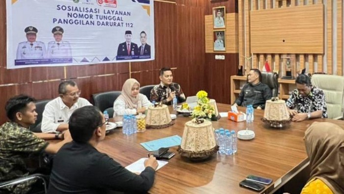 Takalar Sosialisasi layanan 112 bersamaan kunjungan rombongan dari Kementerian Komdigi di ruang rapat Wakil Bupati Takalar, Jumat (24/10/2025).