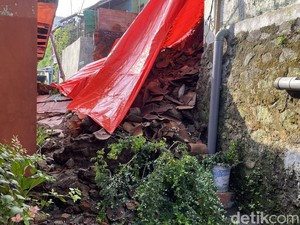 Talud Longsor Tutup Jalan Balekambang 9 di Semarang Selatan