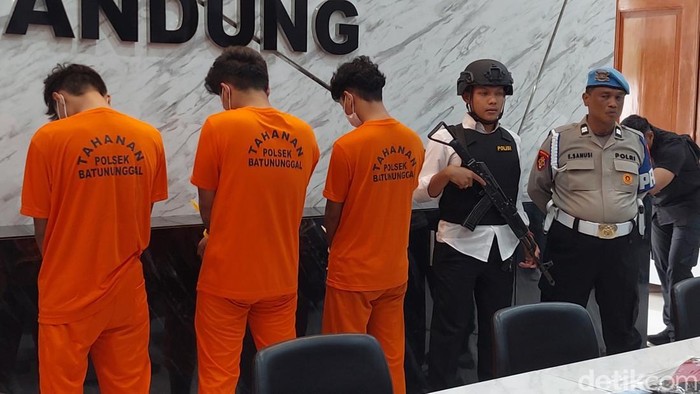 Tampang pelaku geng motor yang mengkeroyok sekuriti di Bandung. Tampang pelaku geng motor yang mengkeroyok sekuriti di Bandung.