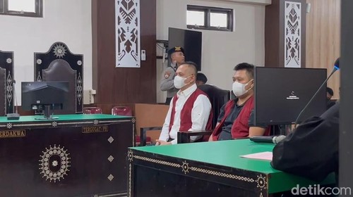 Terdakwa I Made Yogi Purusa Utama (kemeja putih) dan I Gde Aris Chandra Widianto (baju polo hitam) saat menjalani sidang dakwaan di PN Mataram, Senin (27/10/2025). (Foto : Abdurrasyid Efendi/detikBali)