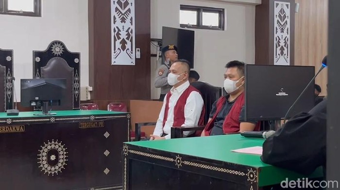 Terdakwa I Made Yogi Purusa Utama (kemeja putih) dan I Gde Aris Chandra Widianto (baju polo hitam)Β saat menjalani sidang dakwaan di PN Mataram, Senin (27/10/2025). (Foto : Abdurrasyid Efendi/detikBali) Terdakwa I Made Yogi Purusa Utama (kemeja putih) dan I Gde Aris Chandra Widianto (baju polo hitam)Β saat menjalani sidang dakwaan di PN Mataram, Senin (27/10/2025). (Foto : Abdurrasyid Efendi/detikBali)