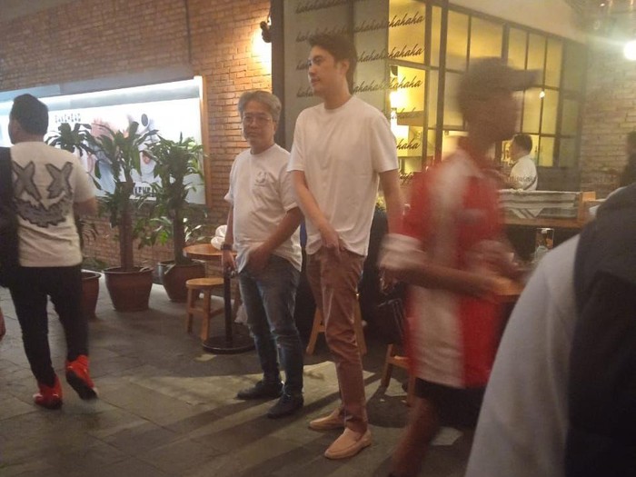 Terdakwa kasus penipuan batu bara, Richard Arief Muljadi saat tertangkap kamera berada di Bandara Banjarbaru dan Jakarta. Terdakwa kasus penipuan batu bara, Richard Arief Muljadi saat tertangkap kamera berada di Bandara Banjarbaru dan Jakarta.