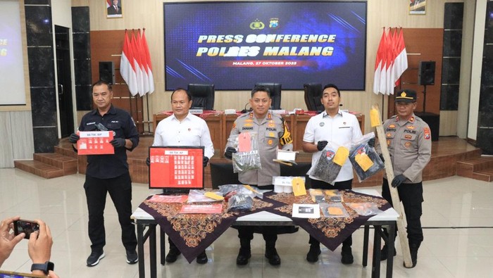 Tersangka narkotika diamankan Polres Malang. Tersangka narkotika diamankan Polres Malang.