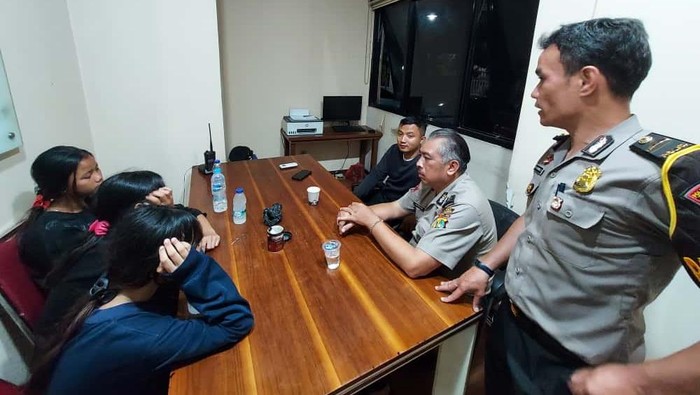 Tiga anak remaja perempuan nyasar dan terlantar di kawasan Tanjung Priok usai menumpang truk dari Cibitung, Bekasi, Jawa Barat (Jabar). Tiga anak remaja perempuan nyasar dan terlantar di kawasan Tanjung Priok usai menumpang truk dari Cibitung, Bekasi, Jawa Barat (Jabar).