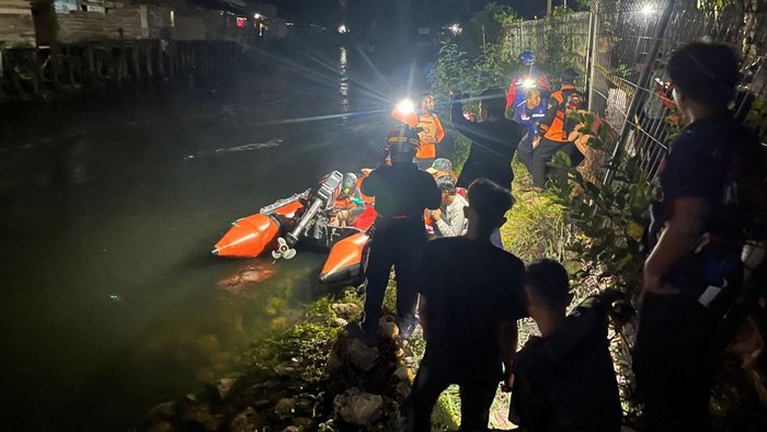 Tim SAR Gabungan di Waduk Benanga Tim SAR Gabungan dibantu warga melakukan pencarian bocah tenggelam di Waduk Benanga