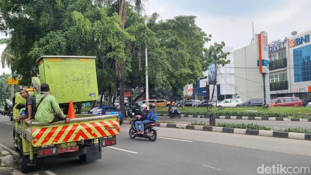 TKP Pohon Timpa Mobil di Pondok Indah. (Taufiq/detikcom)