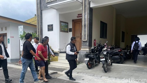 Pengacara Togar Situmorang saat dilimpahkan di Kejari Denpasar, Senin (27/10/2025). (Ahmad Firizqi Irwan/detikBali).