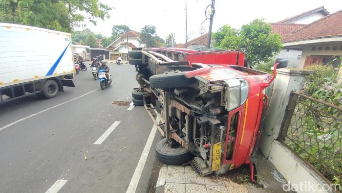 Truk terguling di Tikungan Saripohatji Ciamis Truk terguling di Tikungan Saripohatji Ciamis