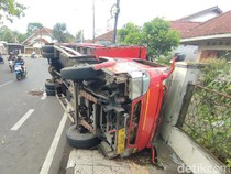 Truk Wortel Terguling di Tikungan Maut Saripohatji Ciamis