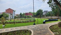 RTH ini ditanami pohon buah khas dan unik dari wilayah Jakarta.