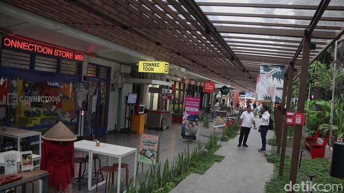 Gubernur DKI Jakarta Pramono Anung meresmikan wajah baru New M Bloc Space di kawasan Blok M,  Jakarta, Senin (27/10/2025). Sejumlah sentuhan baru terlihat pada pusat kreativitas dan hub tersebut seperti pada fasad, pemasangan kanopi hingga hall atau ruang pamer.