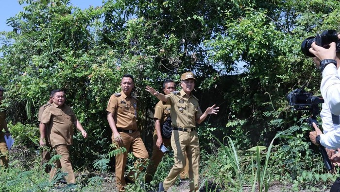 Wali Kota Palembang Ratu Dewa meninjau lokasi Rencana Pembangunan Mini Zoo Wali Kota Palembang Ratu Dewa meninjau lokasi Rencana Pembangunan Mini Zoo
