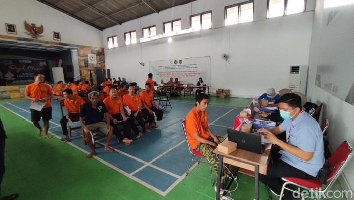 Warga binaan Lapas Ciamis menjalani pemeriksaan atau skrining penyakit TBC. Warga binaan Lapas Ciamis menjalani pemeriksaan atau skrining penyakit TBC.
