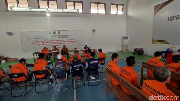 Warga binaan Lapas Ciamis menjalani pemeriksaan atau skrining penyakit TBC. Warga binaan Lapas Ciamis menjalani pemeriksaan atau skrining penyakit TBC.