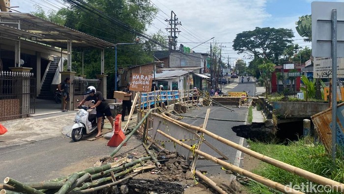 Warga membuat jembatan bambu Warga membuat jembatan bambu