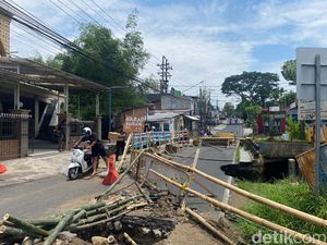 Tak Kunjung Diperbaiki, Warga Malang Swadaya Bangun Jembatan Darurat