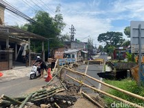 Tak Kunjung Diperbaiki, Warga Malang Swadaya Bangun Jembatan Darurat