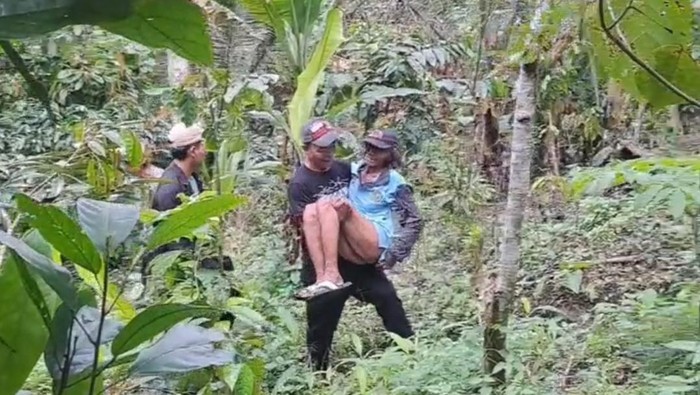 Warga mengevakuasi seorang nenek yang ditemukan dekat kawasan hutan di JembranaΒ setelah dilaporkan menghilangΒ selama dua hari, Minggu (26/10/2025). (Foto: Dok. Istimewa) Warga mengevakuasi seorang nenek yang ditemukan dekat kawasan hutan di JembranaΒ setelah dilaporkan menghilangΒ selama dua hari, Minggu (26/10/2025). (Foto: Dok. Istimewa)