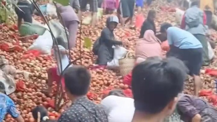 Warga tengah memungut bawang bombai yang di buang di kawasan Tanjung Sengkuang, Batu Ampar, Batam. (dok. Tangkapan Layar) Warga tengah memungut bawang bombai yang di buang di kawasan Tanjung Sengkuang, Batu Ampar, Batam. (dok. Tangkapan Layar)