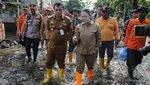 Warga Terdampak Banjir di Semarang Terima Bantuan Logistik Warga Terdampak Banjir di Semarang Terima Bantuan Logistik