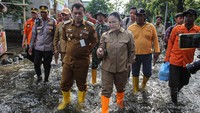 Pemprov Jateng menyatakan pihaknya akan terus melakukan pendataan dan memastikan seluruh warga di titik banjir mendapatkan bantuan yang merata. Tak hanya logistik, upaya percepatan penanganan banjir dan pemulihan aktivitas warga juga terus dilakukan bekerja sama dengan pemerintah kota dan pihak terkait. ANTARA FOTO/Makna Zaezar Pemprov Jateng menyatakan pihaknya akan terus melakukan pendataan dan memastikan seluruh warga di titik banjir mendapatkan bantuan yang merata. Tak hanya logistik, upaya percepatan penanganan banjir dan pemulihan aktivitas warga juga terus dilakukan bekerja sama dengan pemerintah kota dan pihak terkait. ANTARA FOTO/Makna Zaezar