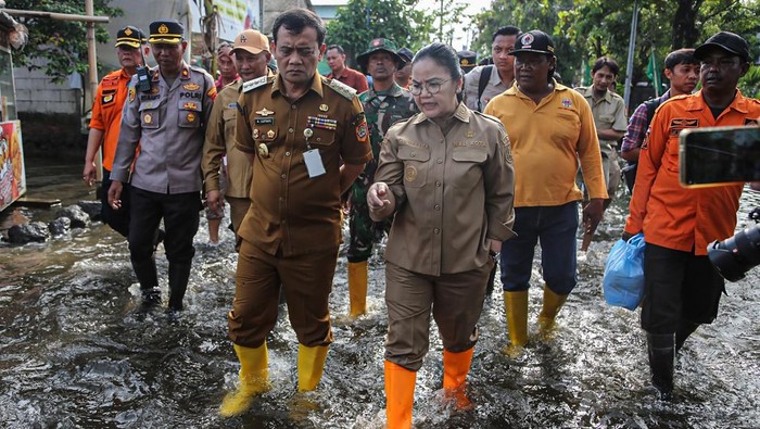 Warga Terdampak Banjir di Semarang Terima Bantuan Logistik Sejumlah warga korban banjir membawa bantuan berupa paket sembako di kawasan Kantor Kecamatan Genuk, Semarang, Jawa Tengah, Senin (27/10/2025). Pemerintah Provinsi Jawa Tengah menyalurkan bantuan untuk warga terdampak banjir di Semarang senilai Rp410,4 juta yang terdiri dari logistik permakanan dan non-makanan termasuk beras 2,5 ton serta obat-obatan sebagai upaya meringankan beban sekaligus memberi semangat kepada korban banjir. ANTARA FOTO/Makna Zaezar