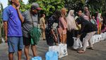 Warga Terdampak Banjir di Semarang Terima Bantuan Logistik Warga Terdampak Banjir di Semarang Terima Bantuan Logistik
