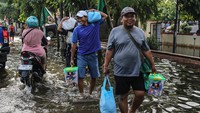Pemerintah Provinsi Jawa Tengah menyalurkan bantuan untuk warga terdampak banjir di Semarang senilai Rp410,4 juta yang terdiri dari logistik permakanan dan non-makanan termasuk beras 2,5 ton serta obat-obatan sebagai upaya meringankan beban sekaligus memberi semangat kepada korban banjir. ANTARA FOTO/Makna Zaezar Pemerintah Provinsi Jawa Tengah menyalurkan bantuan untuk warga terdampak banjir di Semarang senilai Rp410,4 juta yang terdiri dari logistik permakanan dan non-makanan termasuk beras 2,5 ton serta obat-obatan sebagai upaya meringankan beban sekaligus memberi semangat kepada korban banjir. ANTARA FOTO/Makna Zaezar