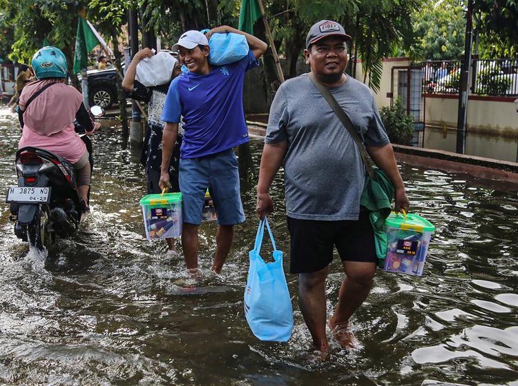 Warga Terdampak Banjir di Semarang Terima Bantuan Logistik