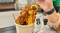 Menariknya, You Ma You La juga punya menu camilan yang layak dicoba. Namanya Fried Mala Satay. Terdapat paket bundling untuk satai yaitu 5 jenis satai plus minuman, Rp 65 ribu. Foto: detikfood