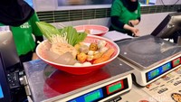 Sebelum dibayar, malatang akan ditimbang. Di sini ada minimal berat yang harus dipenuhi yaitu 250 gram. Untuk harganya Rp 32.800/gram. Jadi, harga minimal per porsi malatang Rp 82 ribu. Foto: detikfood