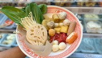 detikFood kalap nih memilih isian malatang! Ada lotus root, horenzo, hingga aneka fish ball dan bakso yang siap dipadukan kuah malatang. Foto: detikfood