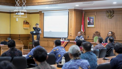 Adi Arnawa saat rakor teknis, monitoring, dan evaluasi penerapan SPM di Kabupaten Badung 2025, di Ruang Rapat Kriya Gosana, Puspem Badung, Selasa (28/10/2025).(Dok Pemkab Badung)