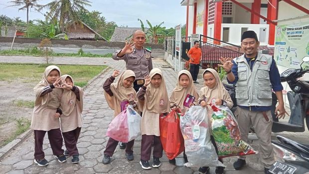 Aipda Eko Yulianto pelopor program Bank Sampah Berkah Bhayangkara di Serang, Banten. Aipda Eko Yulianto pelopor program Bank Sampah Berkah Bhayangkara di Serang, Banten.