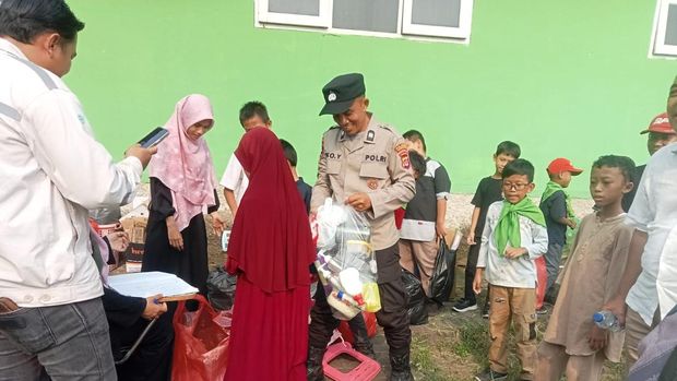 Aipda Eko Yulianto pelopor program Bank Sampah Berkah Bhayangkara di Serang, Banten. Aipda Eko Yulianto pelopor program Bank Sampah Berkah Bhayangkara di Serang, Banten.