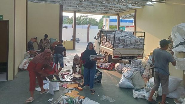 Aipda Eko Yulianto pelopor program Bank Sampah Berkah Bhayangkara di Serang, Banten. Aipda Eko Yulianto pelopor program Bank Sampah Berkah Bhayangkara di Serang, Banten.