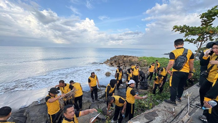 Aksi bersih-bersih Pantai Purus yang digagas Polda Riau meraih rekor MURI. Aksi bersih-bersih Pantai Purus yang digagas Polda Riau meraih rekor MURI.