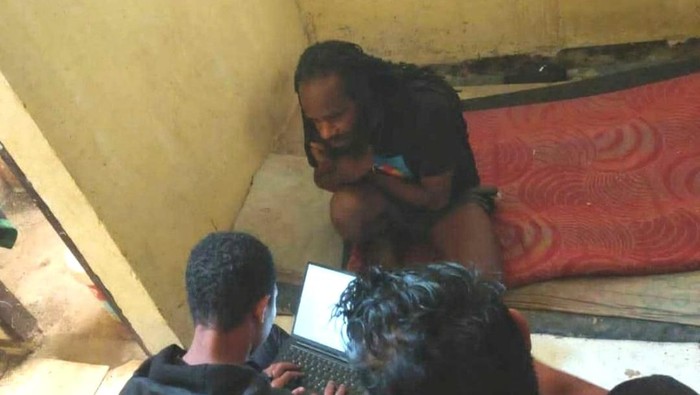 Anggota KKB Dugi Telenggen saat diperiksa dua polisi usai ditangkap di Lanny Jaya. Anggota KKB Dugi Telenggen saat diperiksa dua polisi usai ditangkap di Lanny Jaya.
