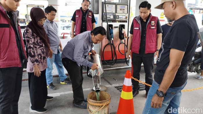Anggota Satreskrim Polresta Sidoarjo melakukan pengecekan BBM jenis pertalite di salah satu SPBU Anggota Satreskrim Polresta Sidoarjo melakukan pengecekan BBM jenis pertalite di salah satu SPBU
