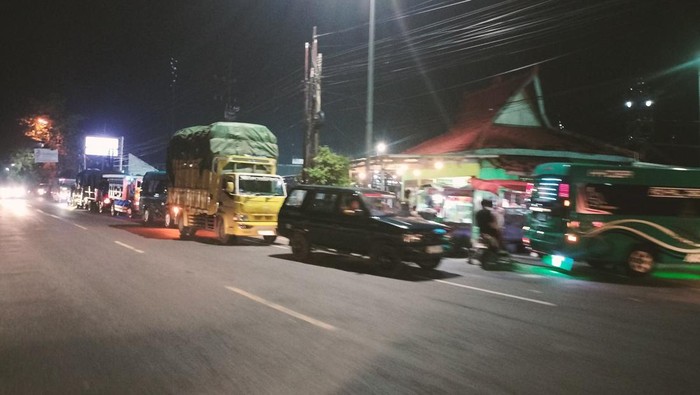 Antrean truk hendak mengisi solar subsidi di SPBU Bojonegoro Antrean truk hendak mengisi solar subsidi di SPBU Bojonegoro
