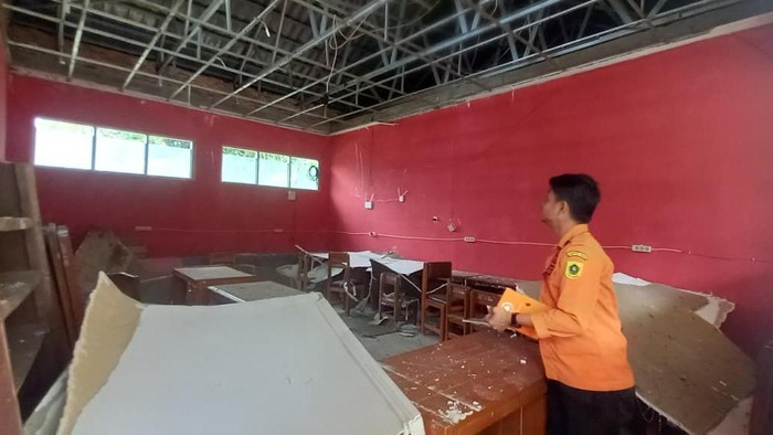 Atap ruang kelas 2 SD di Bogor rusak diterjang angin (dok istimewa) Atap ruang kelas 2 SD di Bogor rusak diterjang angin (dok istimewa)