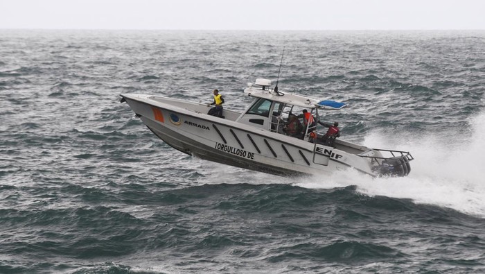 Members of the Dominican Republic Navy and civil protection authorities conduct a search operation for a teenager who went missing during Tropical Storm Melissa, in Santo Domingo, Dominican Republic, October 25, 2025.REUTERS/Eddy Vittini