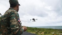 Seorang anggota Angkatan Laut Republik Dominika menerbangkan drone untuk membantu pencarian remaja yang hilang akibat Badai Tropis Melissa di Santo Domingo, Sabtu (25/10/2025). Penggunaan drone memperluas jangkauan pemantauan di area pesisir yang sulit dijangkau. REUTERS/Eddy Vittini   Seorang anggota Angkatan Laut Republik Dominika menerbangkan drone untuk membantu pencarian remaja yang hilang akibat Badai Tropis Melissa di Santo Domingo, Sabtu (25/10/2025). Penggunaan drone memperluas jangkauan pemantauan di area pesisir yang sulit dijangkau. REUTERS/Eddy Vittini