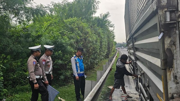 Ban Truk Terbakar di Tol Cawang Ban Truk Terbakar di Tol Cawang