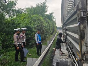Truk Terbakar di Tol Cawang Jakarta, Diduga Akibat Panas dari Pengereman
