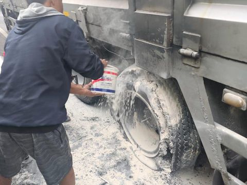 Ban Truk Terbakar di Tol Cawang Ban Truk Terbakar di Tol Cawang